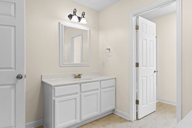 Building Photo - 4 Bedroom 2.5 Bathroom located in Creeks Edge
