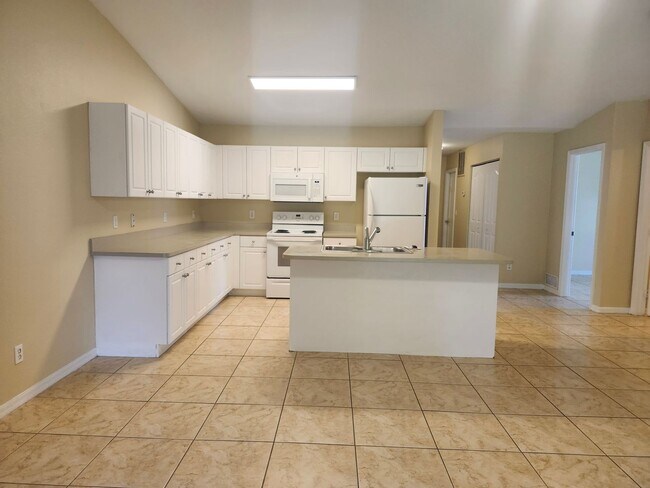 Building Photo - 3 bedroom 2 bath 1 car garage duplex