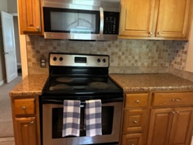 Building Photo - 3802 Woodland Dr