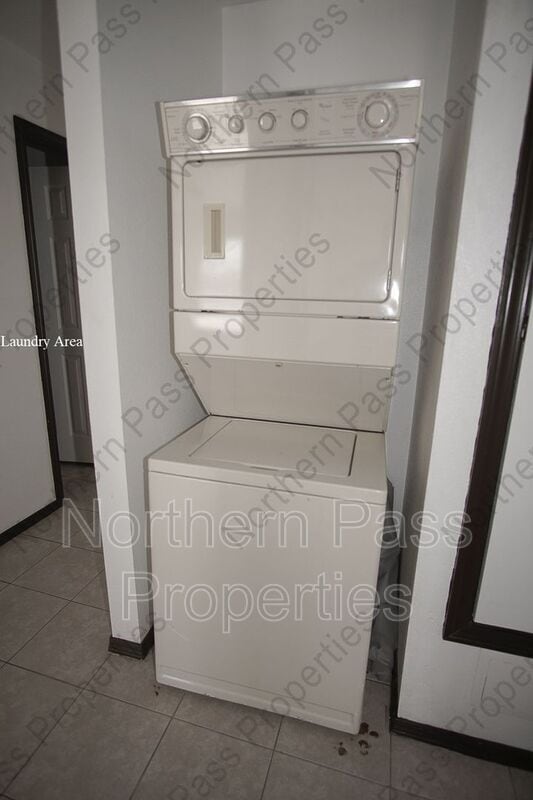 Building Photo - 8489 Roseway Dr