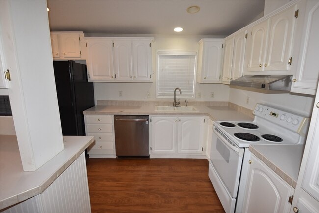 Building Photo - 10007 Elderberry Park Ln