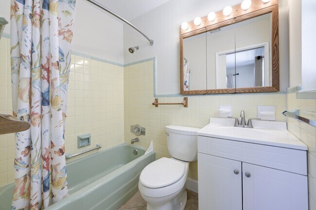 Building Photo - 1452 Crest Dr