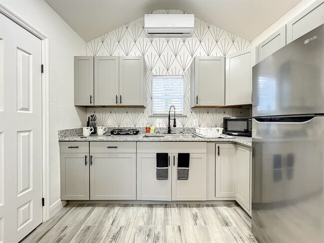 Building Photo - 2008 E Grant Ave