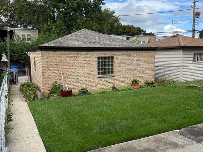Building Photo - 2718 W Balmoral Ave