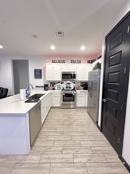 Building Photo - 8956 W Solano Dr
