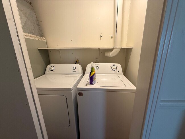 Building Photo - 3 bed 2 bath in the heart of the city