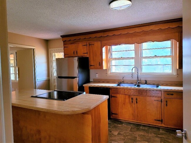 Building Photo - 109 Evergreen Ln