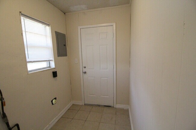Building Photo - Private 2BR/1BA Duplex with Washer/Dryer H...