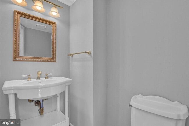 Building Photo - 658 Boxwood Dr