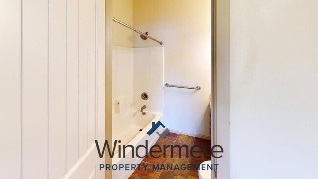 Building Photo - coll1100