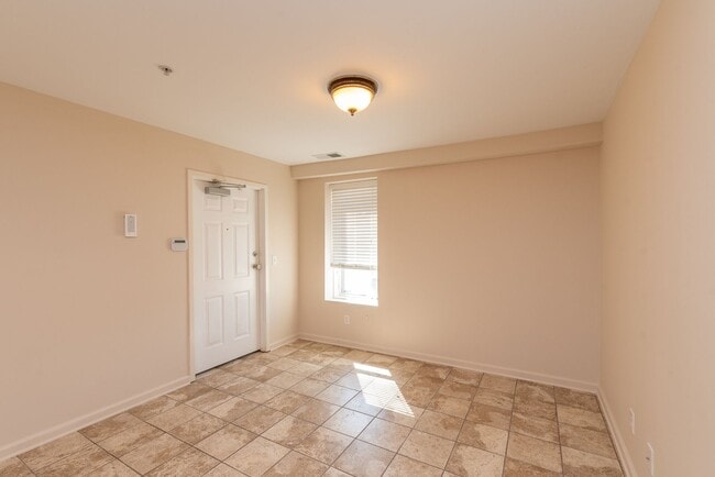 Building Photo - Spacious 2 BD/ 1BA apartment in great location in Downtown Augusta for rent!