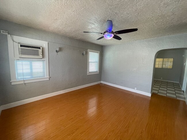 Building Photo - Gorgeous 2 Bedroom Home! Convenient Location!