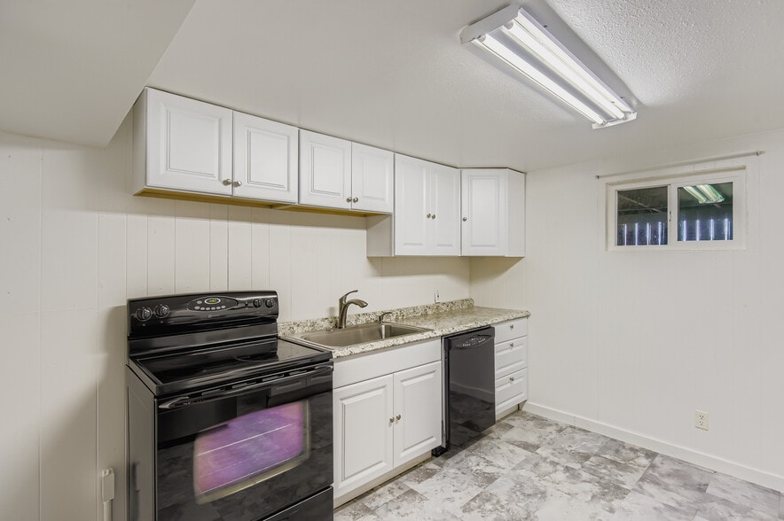 Full private kitchen - 6336 W 71st Pl