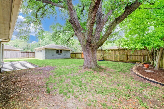 Building Photo - 10903 Hillcroft St