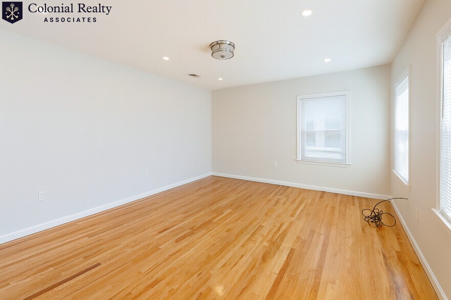 Building Photo - 83 Putnam St