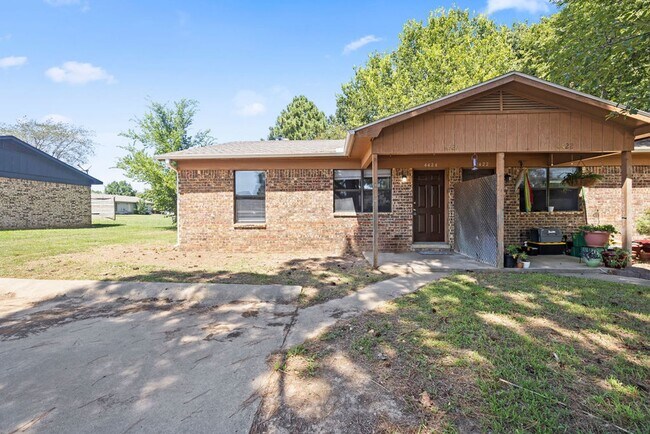 Building Photo - Cute Townhome