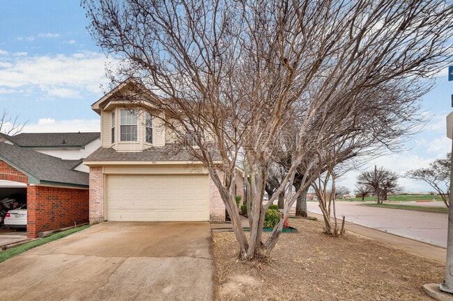 Building Photo - 902 Astaire Ave