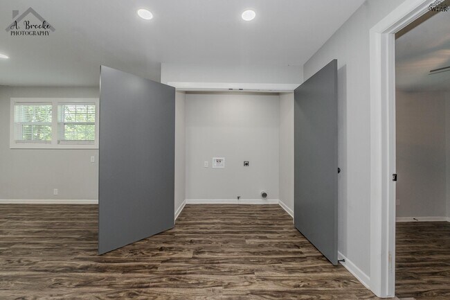 Building Photo - 516 W Magnolia Ave