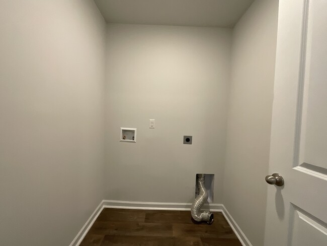 Building Photo - 3br 2ba w/ Community Pool