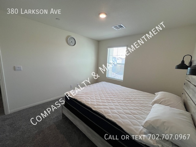 Building Photo - 380 E Larson Ln