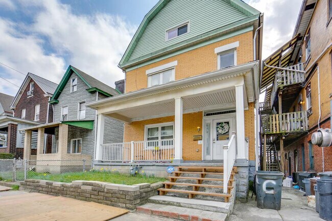 Building Photo - 504 Center St