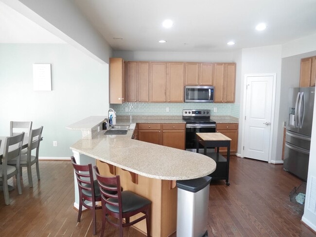 Building Photo - Stunning 5-Bedroom, 3.5-Bathroom Fully Furnished Home for Rent