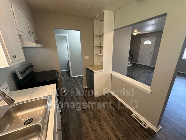 Building Photo - 212 N Oak Dr