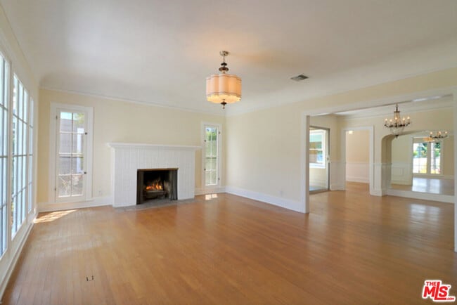 Building Photo - 523 N Gower St