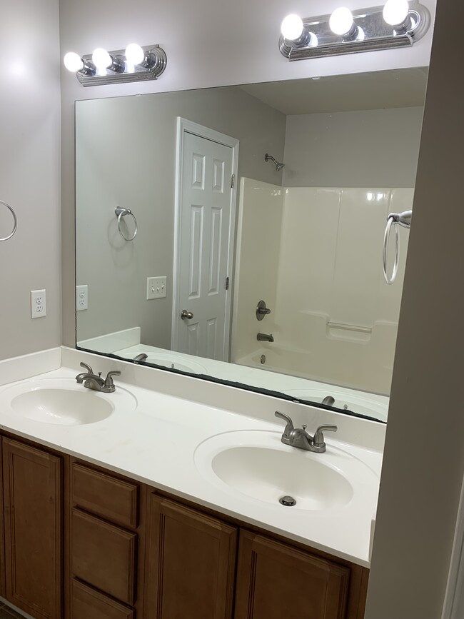 3rd Floor Full Bathroom - 307 Caldwell Loop