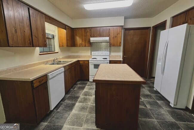 Building Photo - 204 Tanglewood Dr