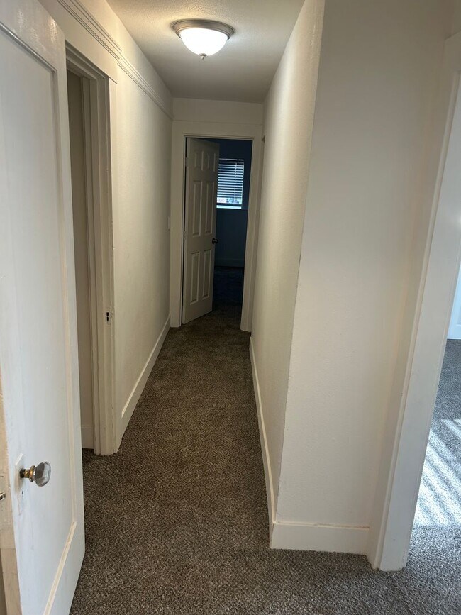 Building Photo - 3 Bedroom Unit Available Now!!