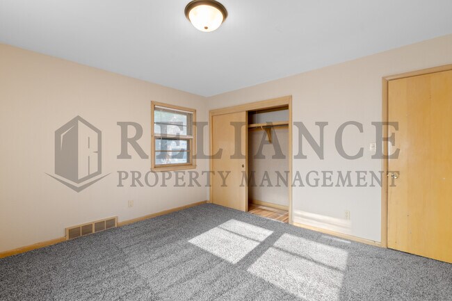 Building Photo - 1021 W 20th St N