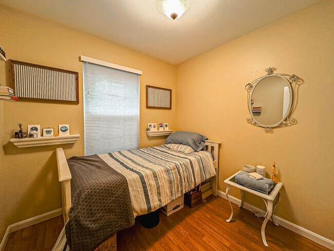 Building Photo - Light-filled and Spacious 3 Bed 2 Bath Tow...
