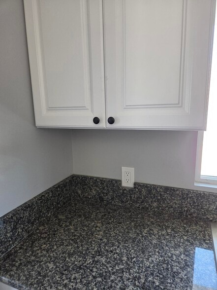 Building Photo - 4010 1/2 Rockwood St