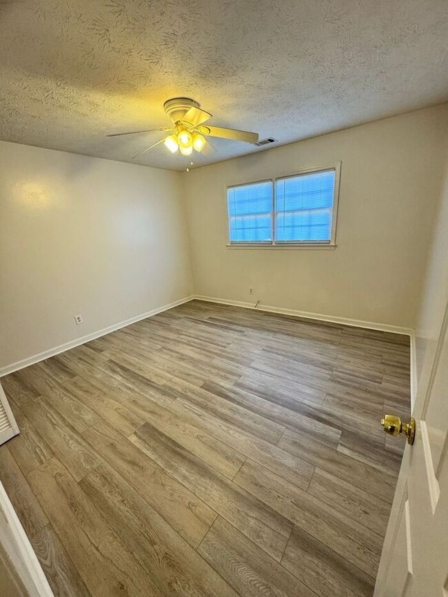 Building Photo - READY NOW!!! Beautiful brick front 2 bedroom 1 bath ranch duplex!