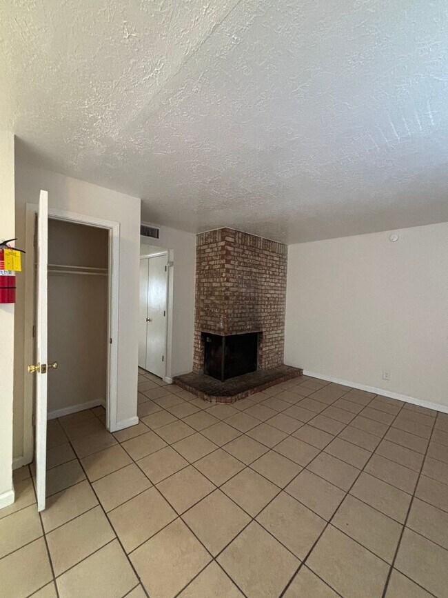 Interior Photo - 12813-12817 Dorado Dr SE