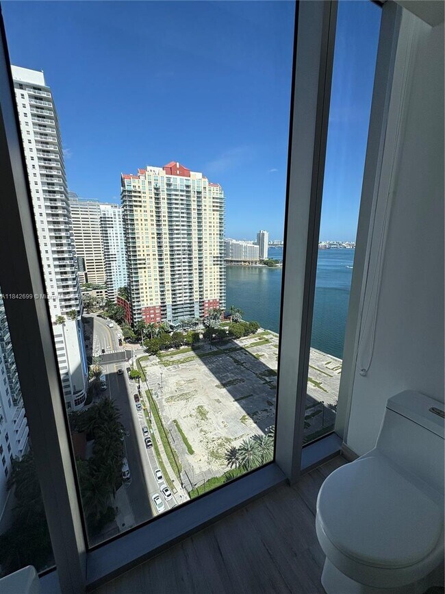 Building Photo - 1300 Brickell Bay Dr