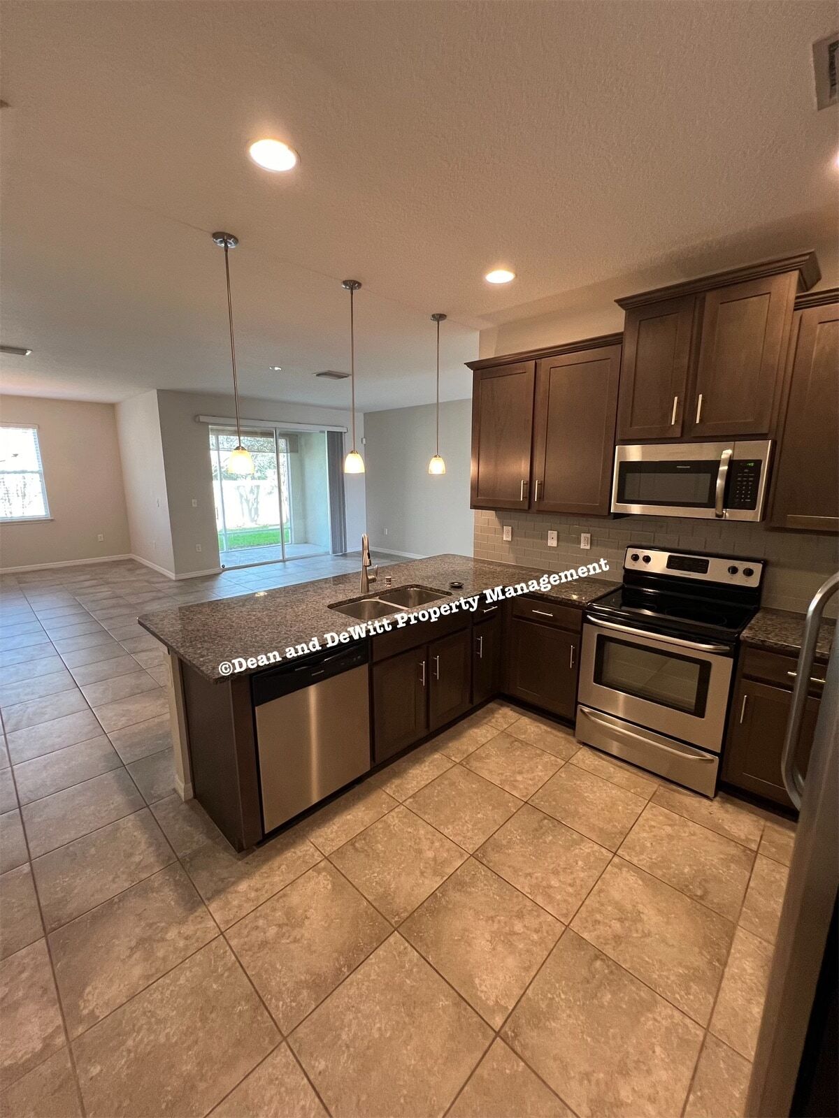 Building Photo - 3 Bed/2.5 Bath