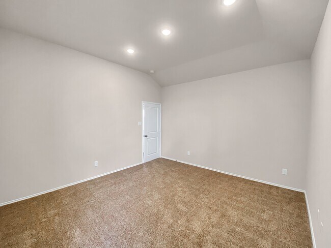 Building Photo - 13067 Clear View Dr