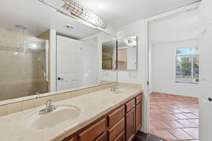 Building Photo - 1449 E Highland Ave