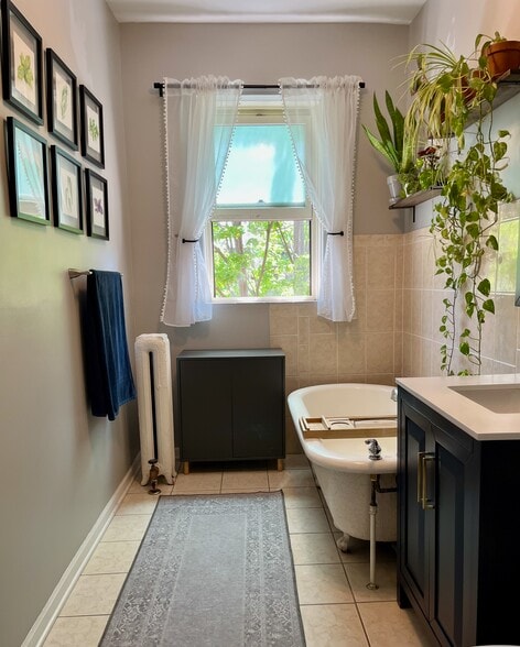 The main bath has a working shower, though it is not currently in use. - 5142 S Greenwood Ave