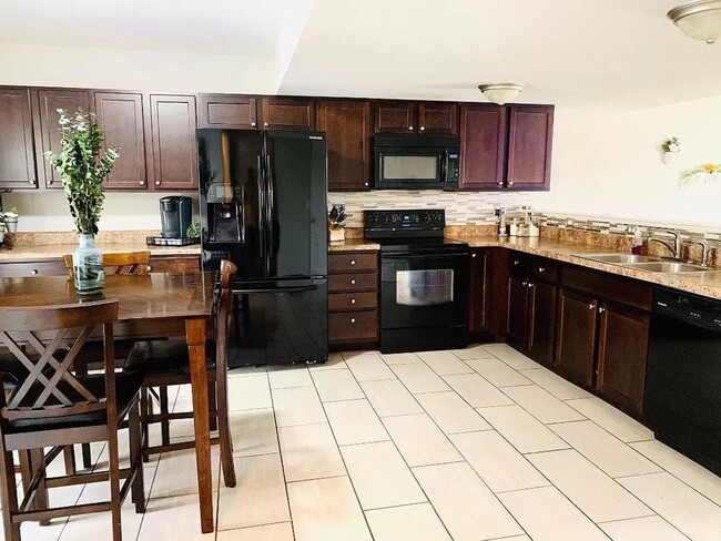 Building Photo - 477 Eve Estates Dr