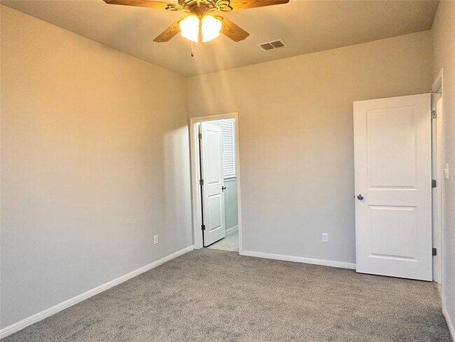 Building Photo - 137 Rustic Glen Dr