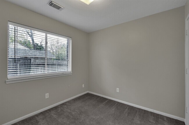 Building Photo - 318 Paradise Ln