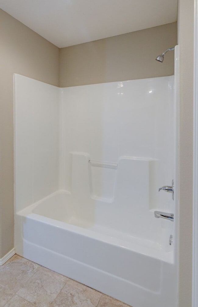 Building Photo - 3 bedroom home conveniently located on the east side of Republic