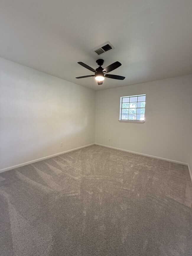 Building Photo - 880 Lockwood Dr
