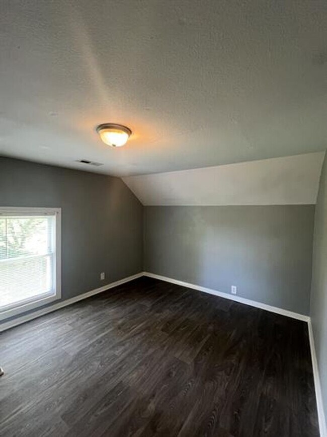 Building Photo - Lenoir City 37771 - Charming 3-Bed, 1.5-Bath Farm-Style Home Within City Limits - Contact Chad We...
