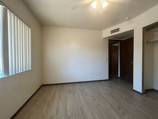 Building Photo - 2141 E Manhatton Dr