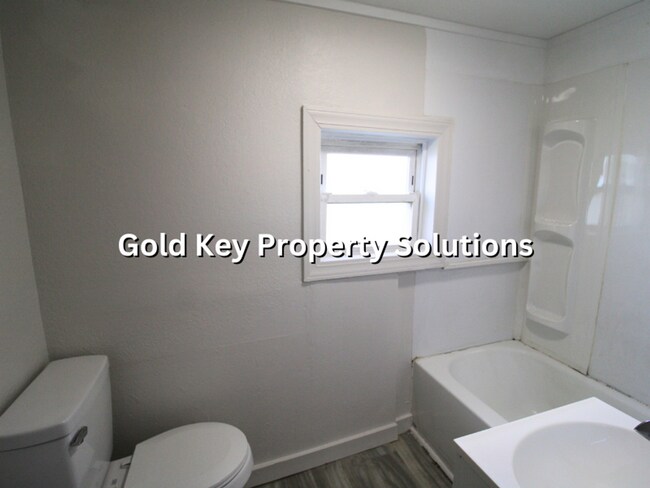 Building Photo - Updated 2 BR 1 BA House with Huge Kitchen and Garage (SECTION 8 APPROVED)