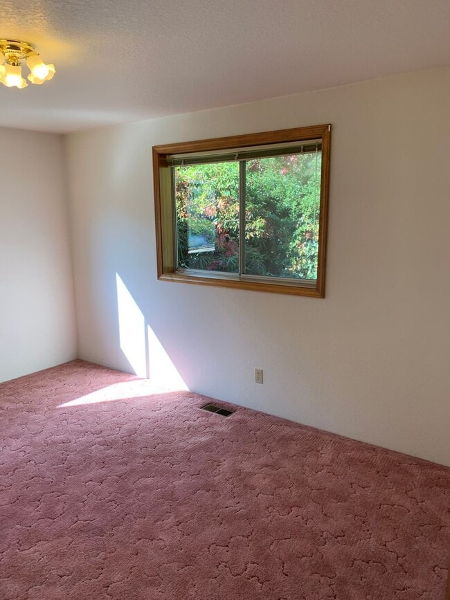 Building Photo - Large 2 Bedroom Hucrest Home! 1 Year Lease Required